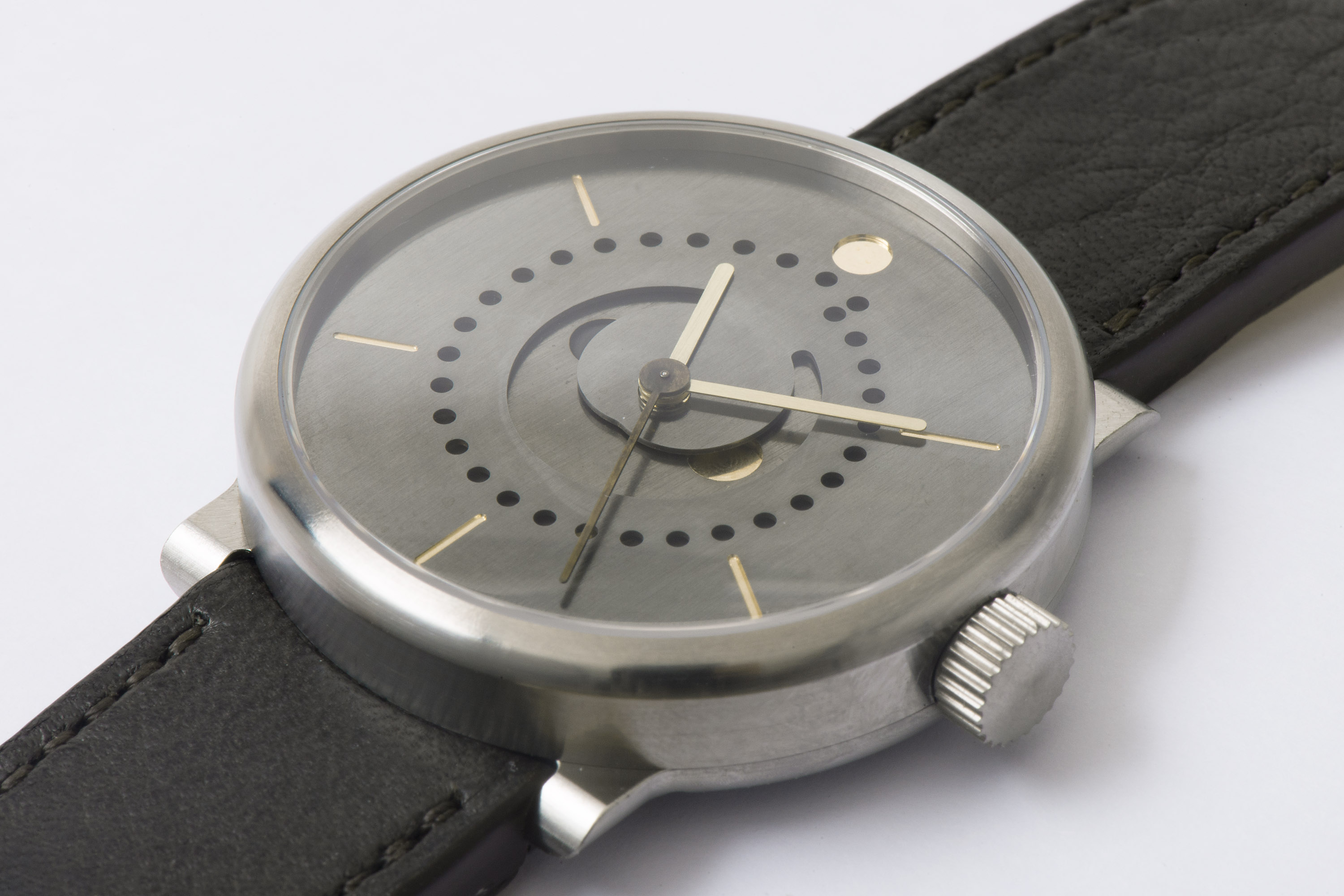 date-same-color-as-dial-DE