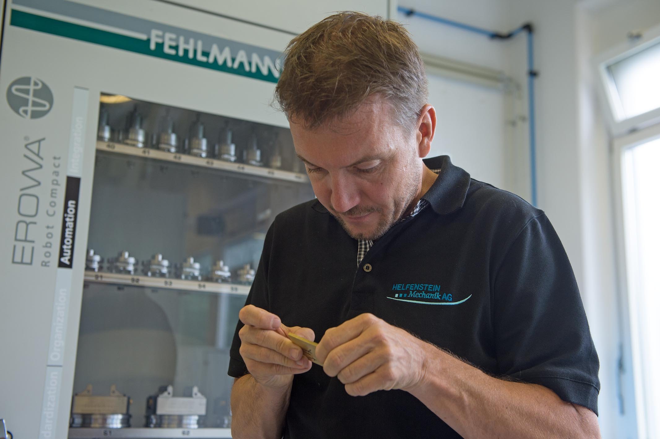 CEO Reto Helfenstein, too, assesses the machining, before the processing continues.