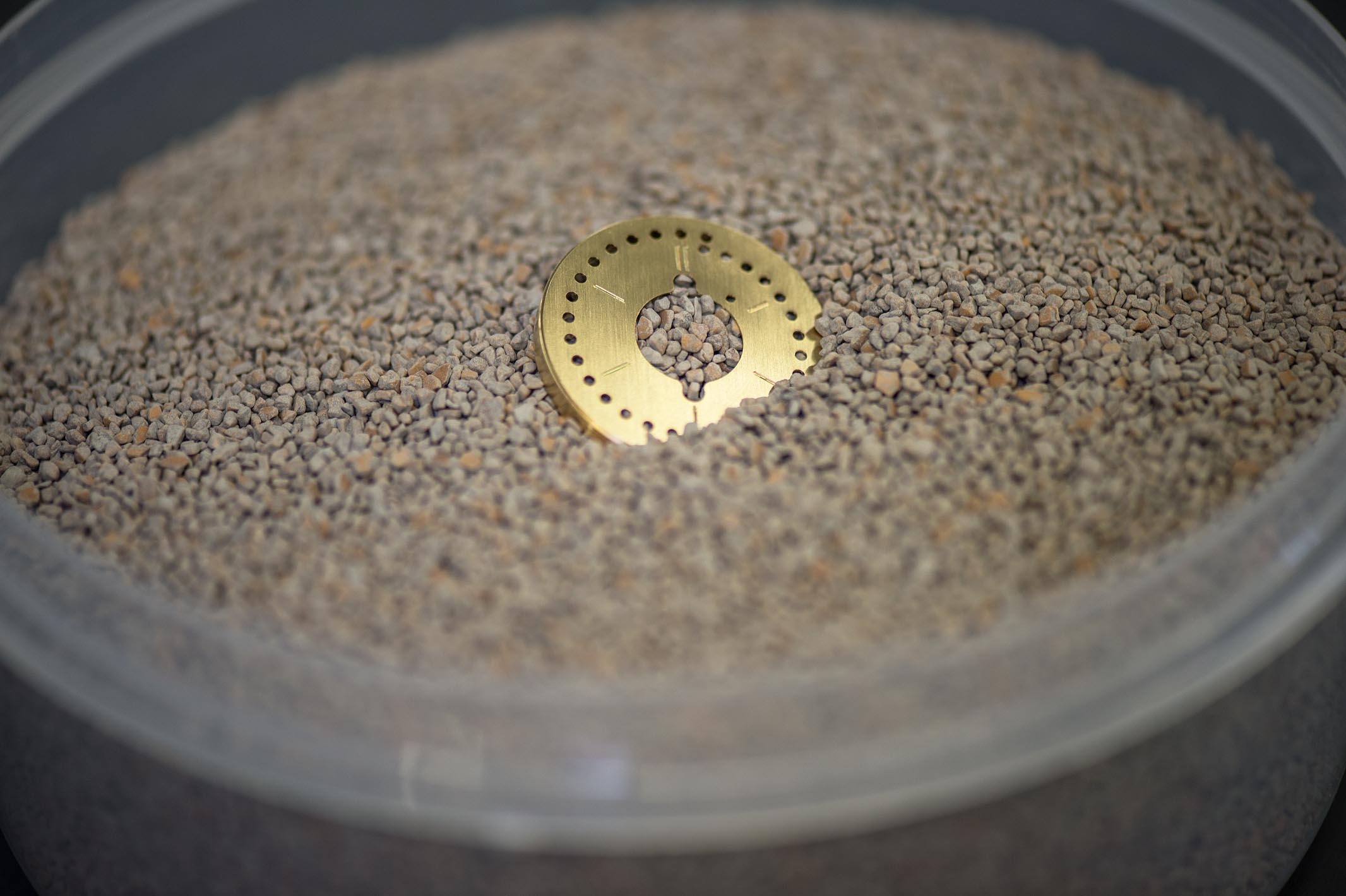 At the end, the dial undergoes several hours of vibratory finishing in a granulate made of nut shells. This breaks/polishes off any remaining artifacts from the production process, but preserves the milled surface structure.