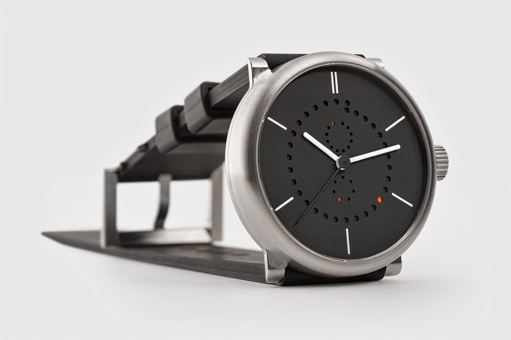 annual-calendar-watch-black-ochs-und-junior-BEA0333_RGB-2132px