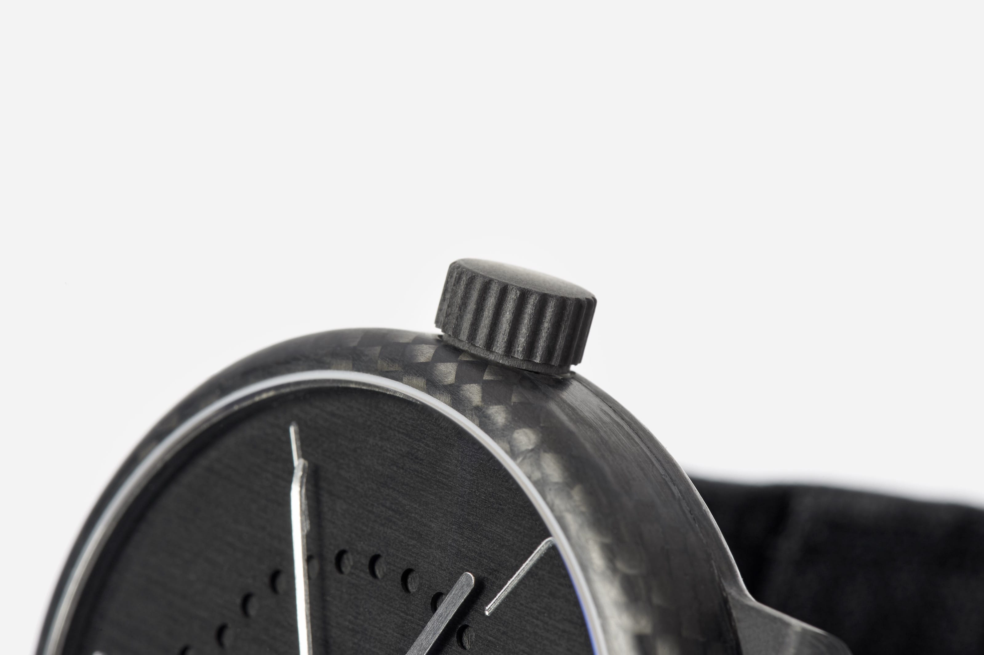annual-calendar-watch-carbon-fiber-crown-ochs-und-junior_RGB-3198px