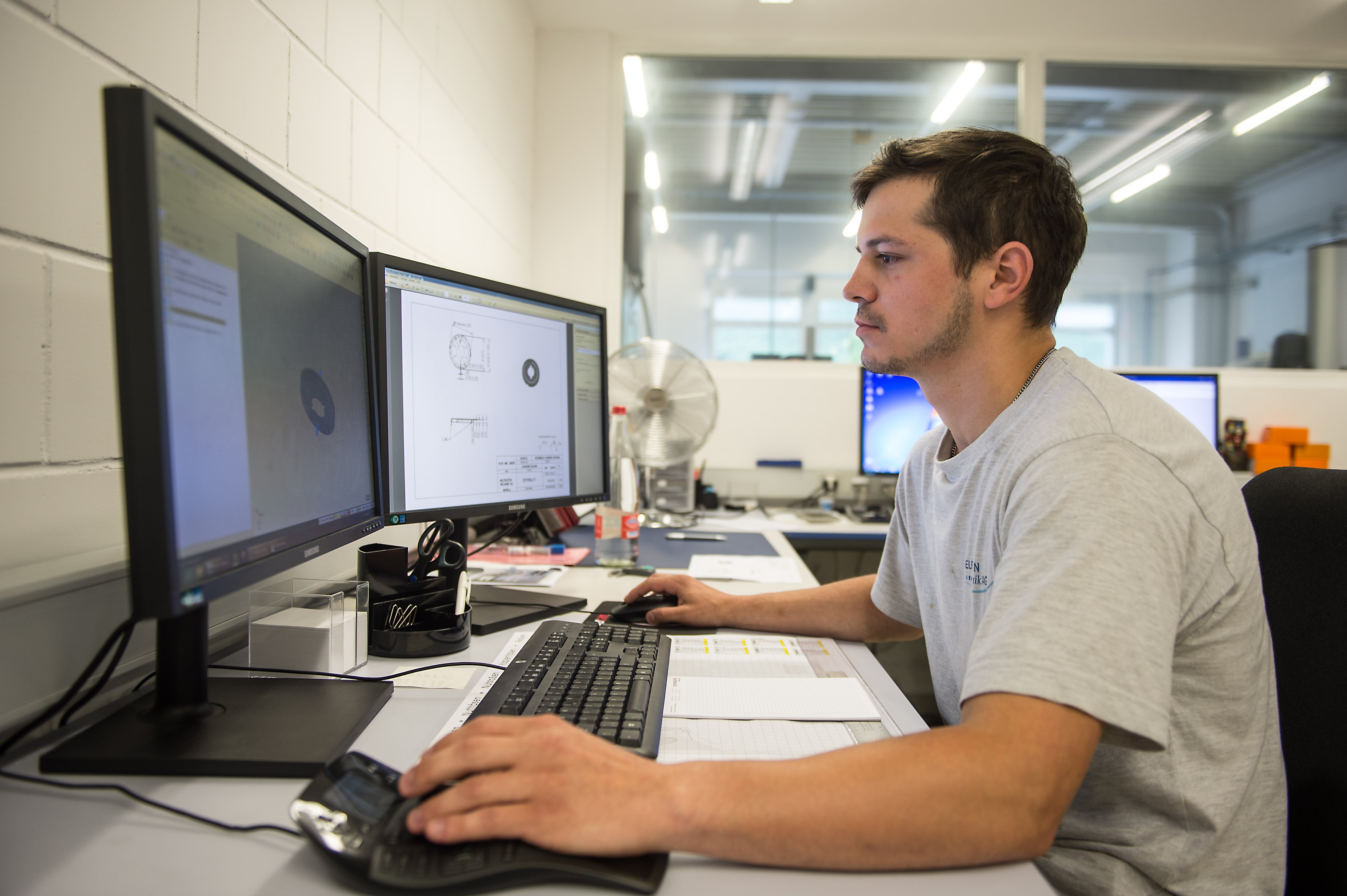 Daniel Matter programs the milling operation for the dial at the Mastercam workstation. A clever program, as well as choosing the right processing strategy and tools, are crucial to achieving a top result.
