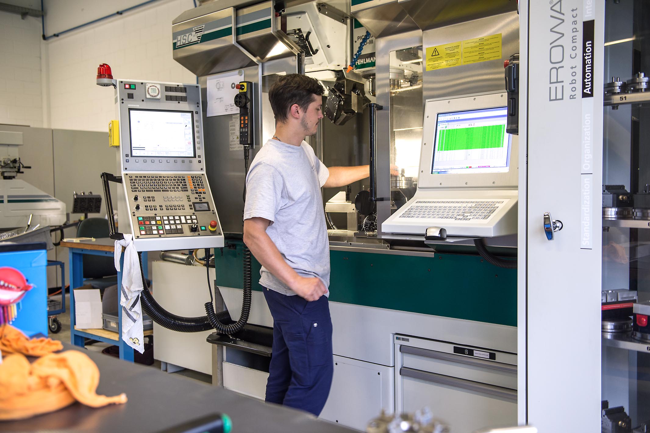 Daniel Matter loads the clamping device into the machine, a Fehlmann Picomax-60 HSC, by hand. If needed, however, the machine can also be loaded automatically by a robot.