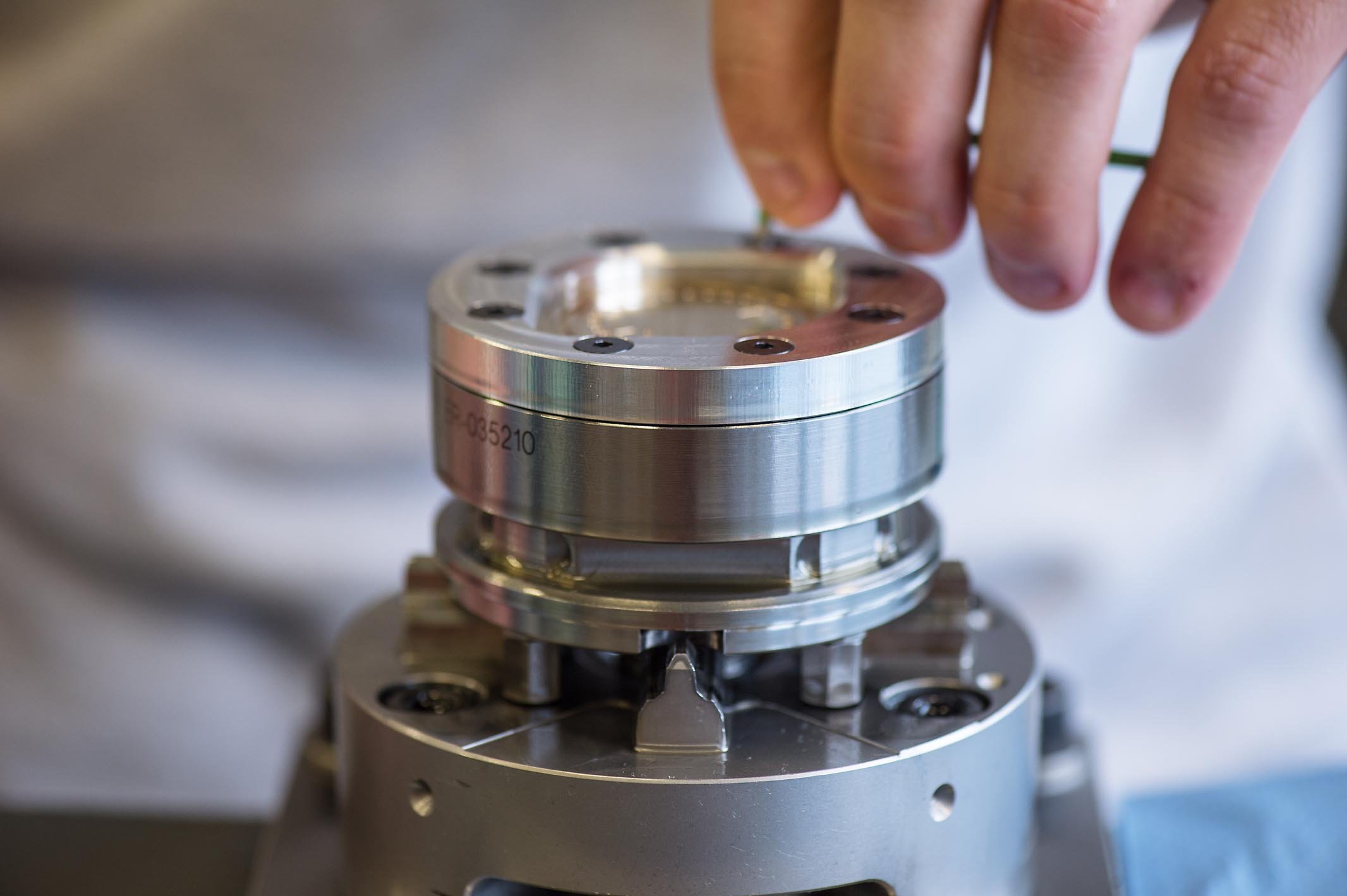 The clamping ring is being loosened so that the dial can be turned for the second processing.