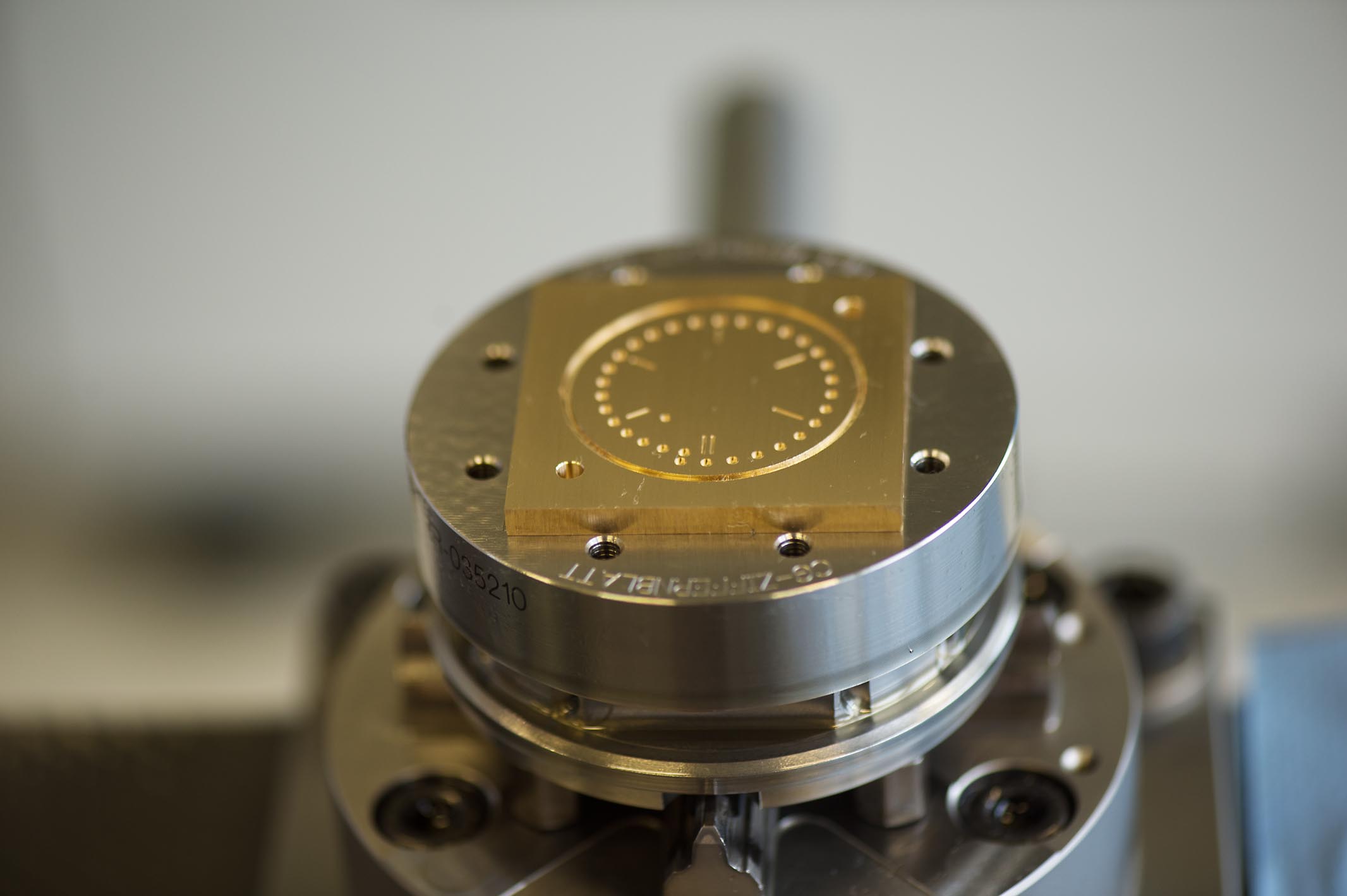 The first elements of the dial become visible.