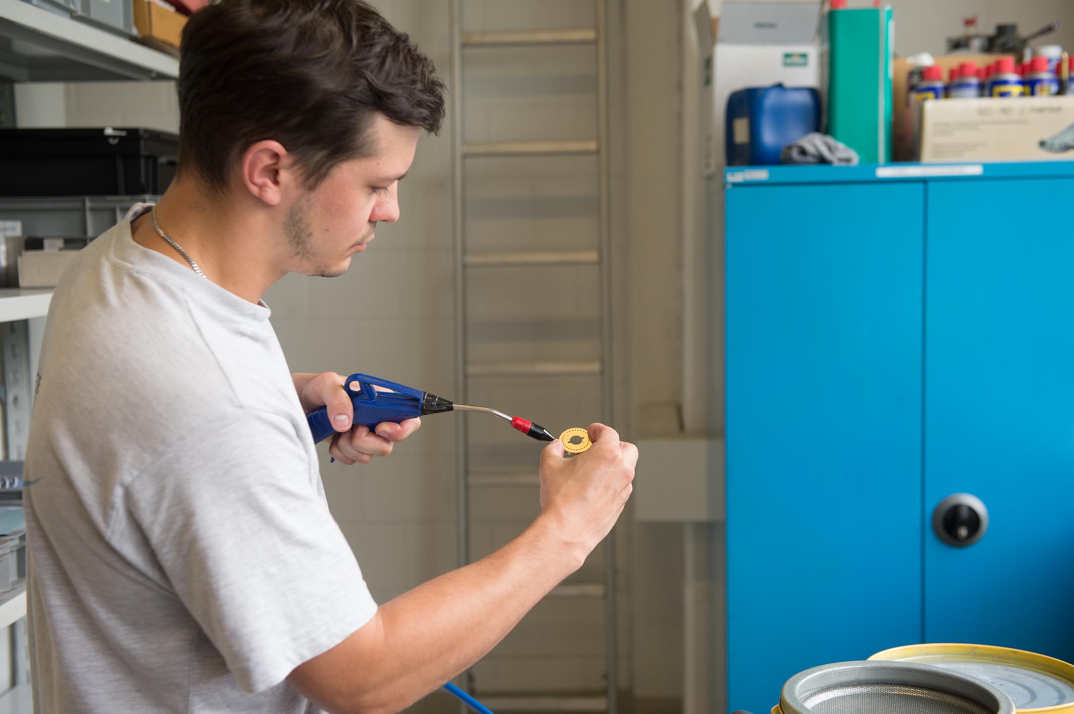 The last traces of the cleaning agent are removed by means of compressed air.