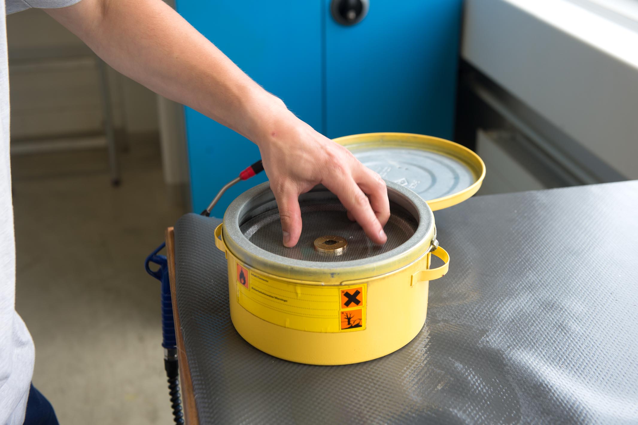 In order to remove the oil, the parts are immersed several times in a cleaning agent which contains solvents.