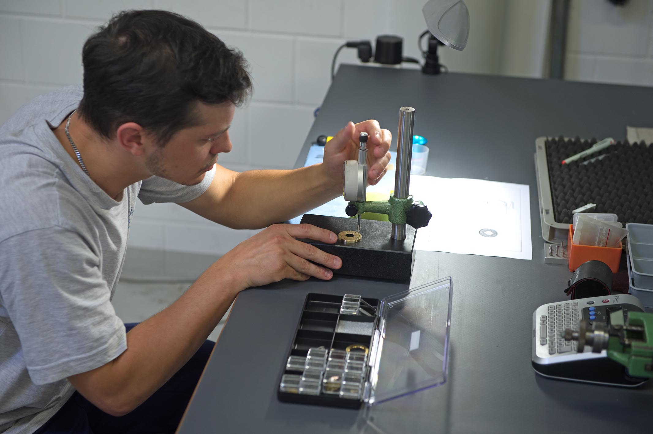 Daniel Matter checks the accuracy of the dial. Our goal is to achieve values in the middle of the particularly narrow tolerances.