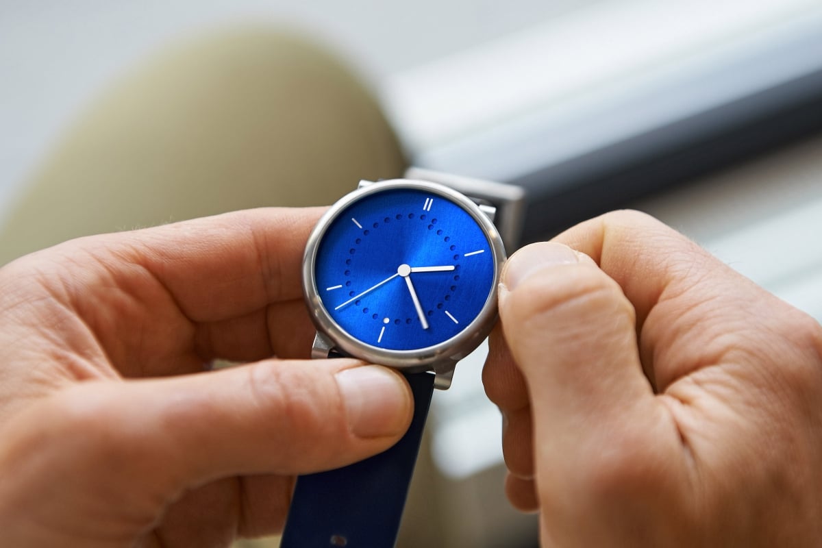 Photo Andy Jossi with blue PVD watch – setting the watch