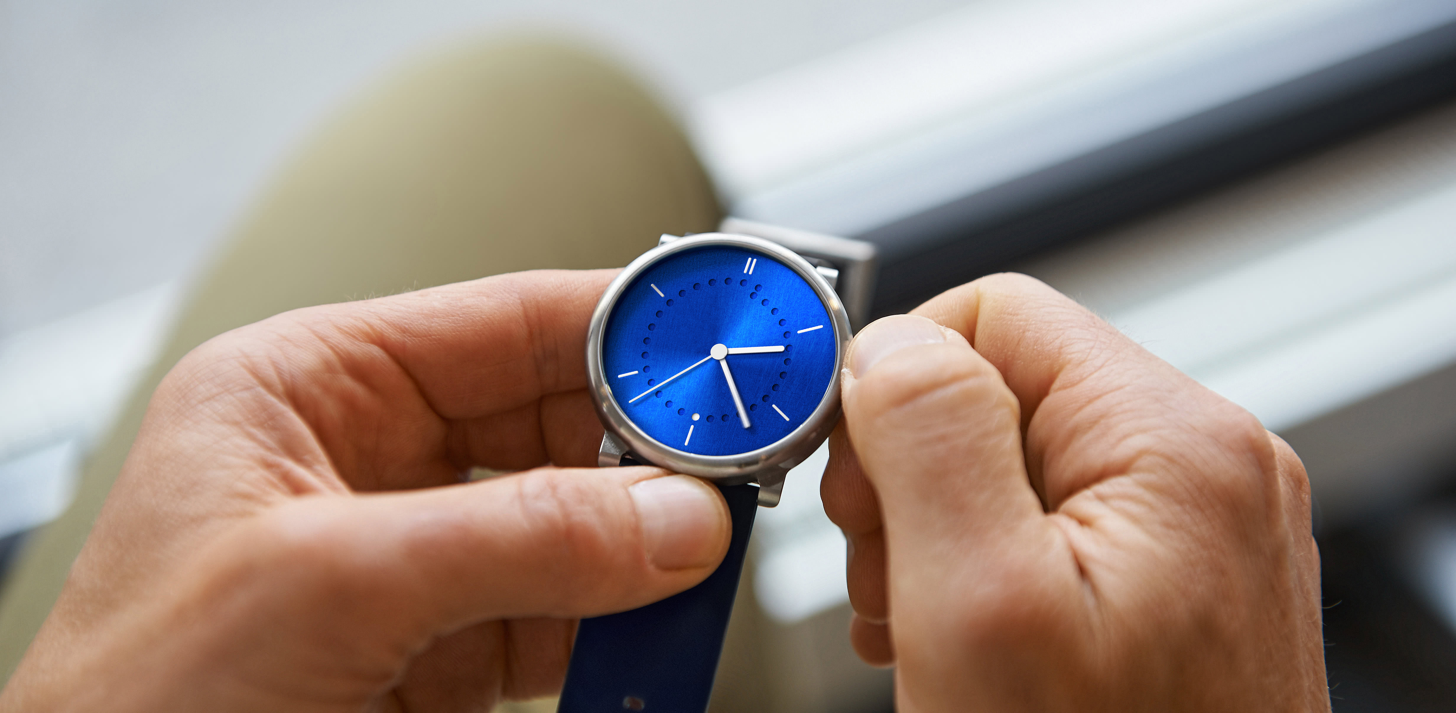 Photo Andy Jossi with blue PVD watch – setting the watch